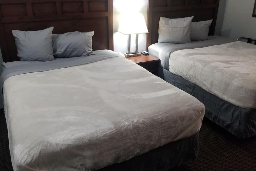 Hotel 2 Queen Beds Hotel Room 220 Booking Stillwater Extérieur photo